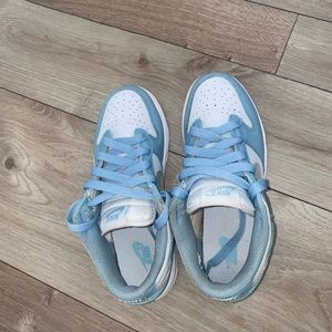 Kids Nike dunks low size 2Y